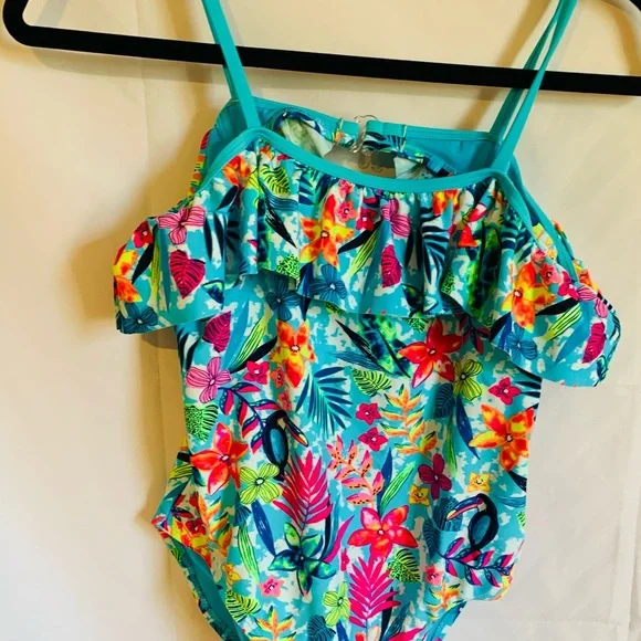 Going to the tropics and I’m going in the water #A10 - Picture 2 of 7